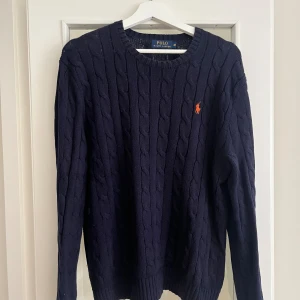 Ralph Lauren kabelstickad tröja - M - Kabelstickad tröja från Ralph Lauren i storlek M. Använd mycket så passformen är lite lösare nertill men går fortfarande att använda!