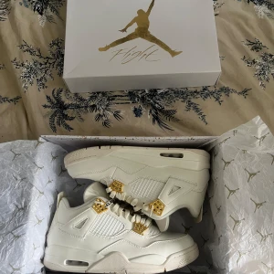 Jordan 4 ”metallic gold” - Bra skick, använd ute 1 gång, inget kvitto. Pris inte hugget i sten!