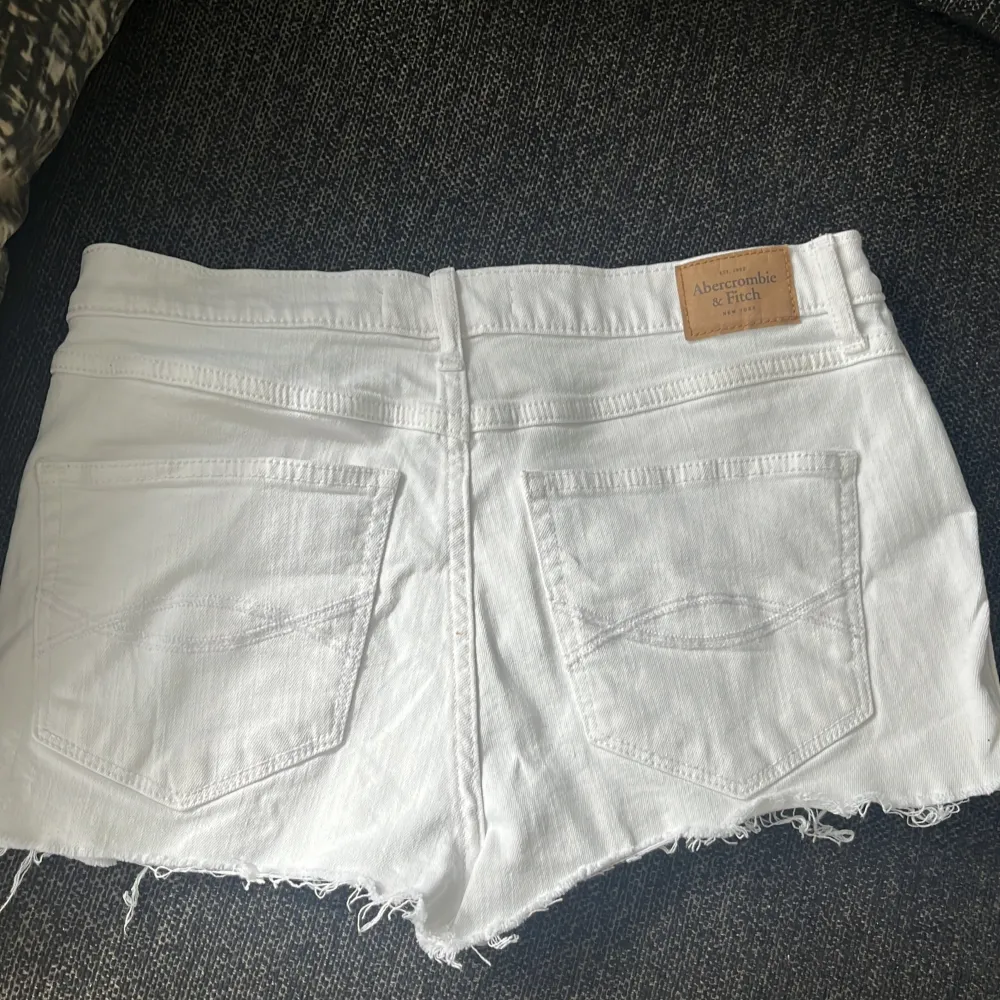 Vita jeansshorts, knappt använda, bra skick🤍🤍. Shorts.