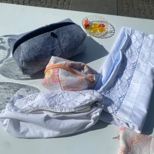 Necessärer och packpåsar!! - Olika modeller och färger finns tillgängliga. Prisen varierar från 25kr til 110kr 