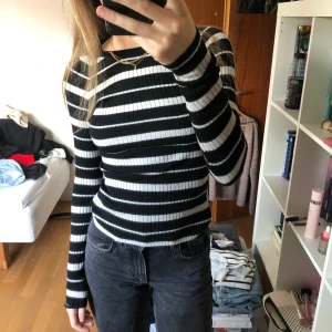 Randig topp - Den mest smickrande randiga toppen ever!!💖💖🌟Liknar den randiga eftersökta toppen från Zara 💕sparsamt använd