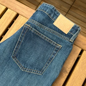 Weekday Ample Jeans Low Waist Mörkblå W28/L32 - Säljer mina jeans då de aldrig kom till användning då jag inte trivs i lågmidjat. Köptes i våras för 590kr på Weekday. Storleken är 28 i midja och 32 i längd. Låga i midjan och loose i modellen. Första bilden är hur färgen är i naturligt ljus!