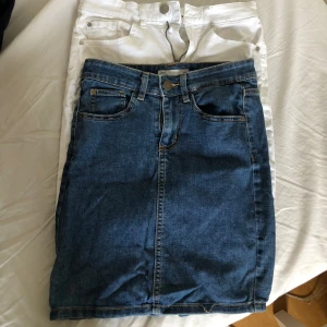 Blå jeanskjol - Ännu en perfekt jeanskjol att sy om till en volangkjol pga dess längd ❤️❤️❤️❤️sparsamt använd