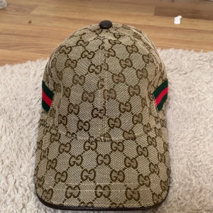 Gucci keps  - Tjena ! Vill sälja min Gucci keps då ja har två andra som ja gillar mer och sparar till en fatbike mvh😎😎buda på