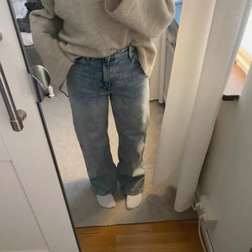 Jättesnygga utsvängda jeans med medelhög midja från monki🩵 Storlek 27, sitter som S🤍. Jeans & Byxor.