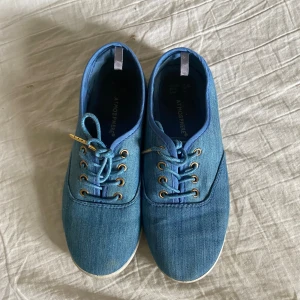 Blåa jeans skor. - Storlek 36. Har använts några gånger.