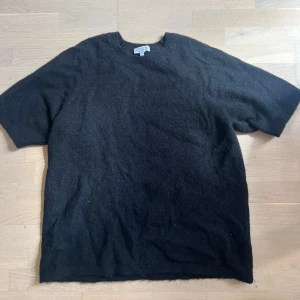 Svart stickad tröja  - Svart stickad tröja i strl: M. Tröjan är lite längre i modellen. 