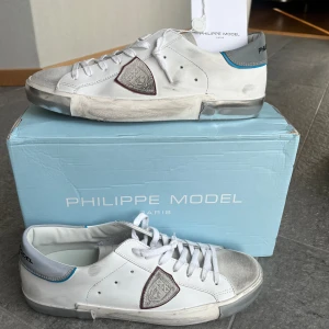 PHILIPPE MODEL (Helt nya!) - Säljer dessa helt nya Philippe model i storlek 42! Galet snygga och unika jämfört med många andra. Vid snabb affär kan priset diskuteras något! Hör av dig vid ytterligare frågor!