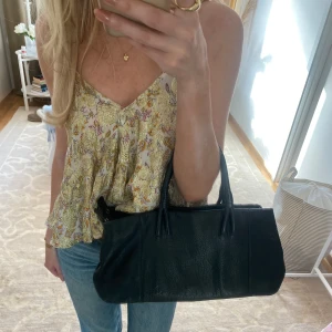 Handväska  - Små slitningar vid handtagen, annars i bra skick💕