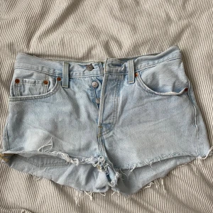 Levis shorts - Skit snygga shorts som tyvär är för små på mig