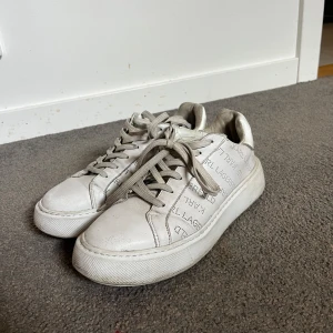 Karl Lagerfeld skor - Karl Lagerfeld skor som inte används längre då jag köpt andra vita skor