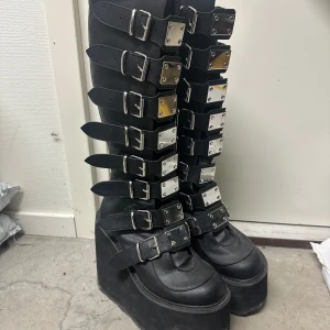 Demonias  - Väldigt fina. En liten spricka vid hälen men inget som förstör användningen, går att limma ihop.