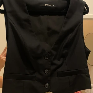 Svart kvajväst - Svart kavajväst strl M från Ginatricot, använd vid ett tillfälle 