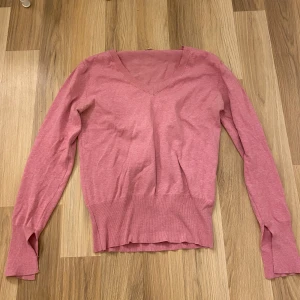 Tröja - Lite sliten, liten i storleken 