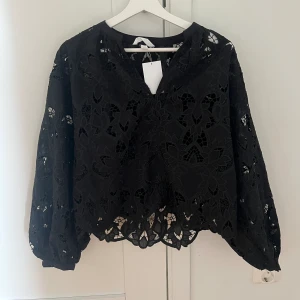 Svart blus - Jättefin blus som jag tyvärr inte får någon användning för, gamla bilder så har tyvärr inte kvar lappen men den är fof i nyskick 💕 Skriv innan köp 🌸💕