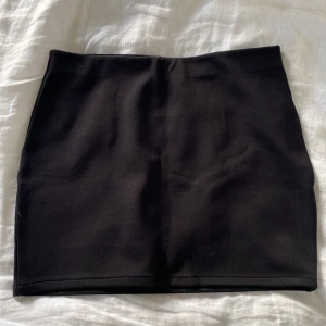 Svart minikjol - Svart minikjol som passar till allt💓skriv om det är något ni undrar över❤️