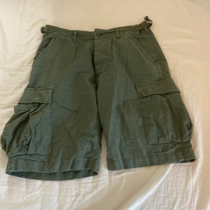 Cargo skorts - Säljer dessa jätte fina cargo skortsen, De är köpta på nätet för 350, säljer pågrund av att de inte använda. Skriv för fler bilder och eventuella imperfektioner. Går att pruta, använd köp nu, köpare står för frakt.