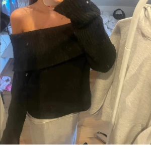 Svart stickad offshoulder - LÅNAD BILD! Svart stickad off shoulder tröja, stl s, nyskick! Från hm, 90kr 