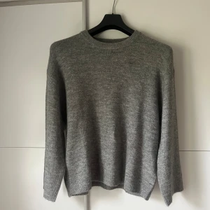 Stickad tröja  - Grå overzise stickad tröja med vida armar, använd fåtal gånger, jätte fint skick! Stl s, 70kr