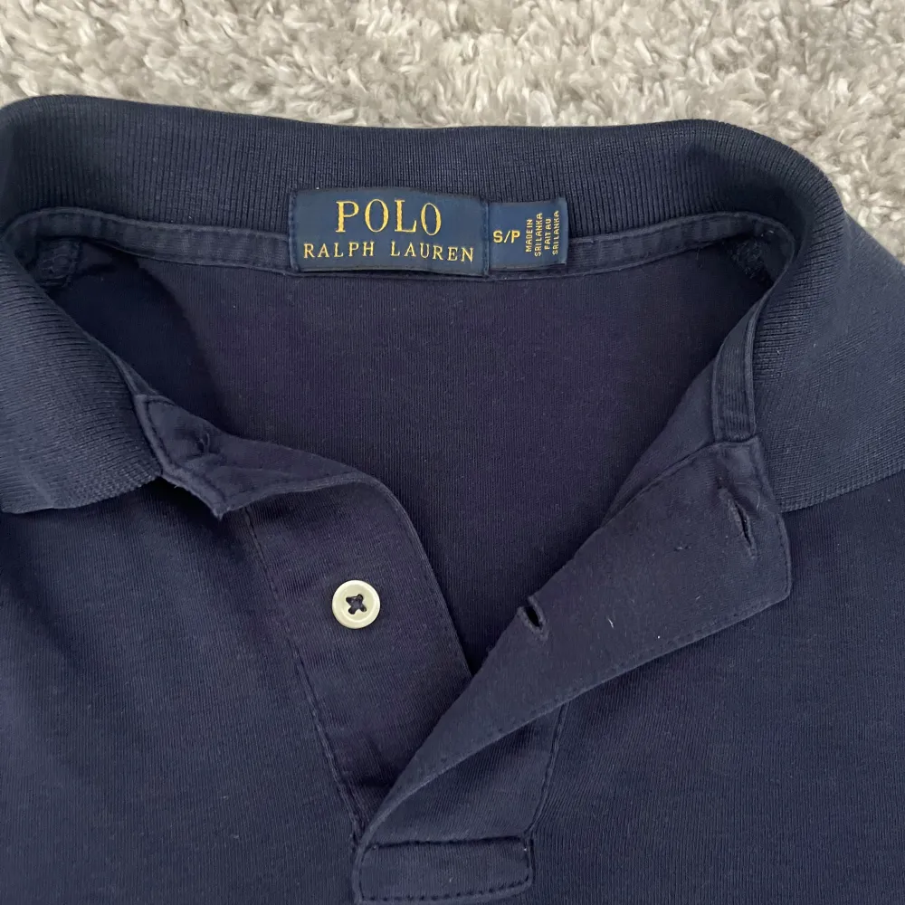 En fin Ralph lauren pike i mörkblå färg med vit logga, köpt för runt 1000 kr och är i magiskt skick. Materialet är riktigt skönt och perfekt på sommaren.. T-shirts.