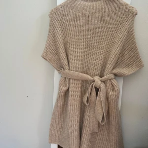 Stickad väst - Fin beige stickad väst, fin att ha över en långärmad. Aldrig använd