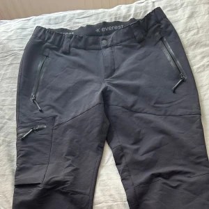 Friluftsbyxor  - Svarta frilufsbyxor i storlek 40. 
