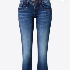 Ltb jeans i modellen valerie i mycket bra skick. Säljes endast då dem är för små, strl 25x32💕 Nypris är 1139kr, jag säljer dem för 700kr. Pris är diskuterbart vid snab affär.💕