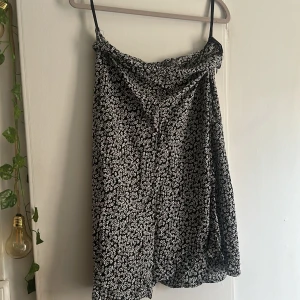 Kjol med slit  - Svart blommig kjol, knälång med slit 