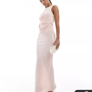 Klänning ASOS  - Säljer denna klänning helt oanvänd och med prislapp🌸🌸 Nypris 689 kr! 