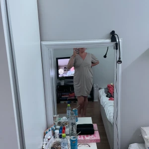 Klänning  - Super fin klänning med fina detaljer och skönt material. Använd en del men är i bra skick och inga defekter. 