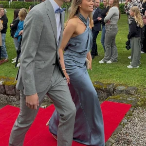 Balklänning  - Söker nu min underbara balklänning😍dimblå i färgen!! Används vid 2 tillfällen, köpt på asos för 1569kr). Finns två defekter vid släppet: sista två bilderna. Annars är klänningen i väldigt bra skick!🥰 Pris går alltid att diskuteras. Kläningen skickas nytvättad såklart😇