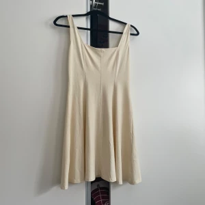 Elegant mini klänning  - Säljer en krämfärgad mini klänning i storlek S. Klänningen är köpt nyligen och har använts ett fåtal gånger 🦋