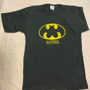 Batman Girl T Shirt  - Stlk kvar M, L. XL  Helt ny 