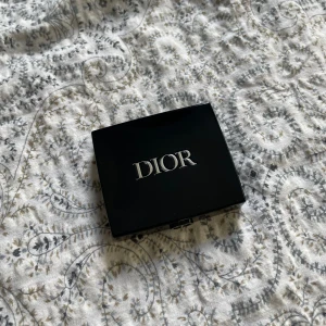 Dior ögonskugga  - En jättefin brun ögonskugga med spegel och sponge från Dior, i färgen ”443 Cashmere Matte” köpt direkt från deras hemsida. Aldrig använd och plastfilmen sitter kvar. Säljes då jag ångrade mig om färgen. 🙃