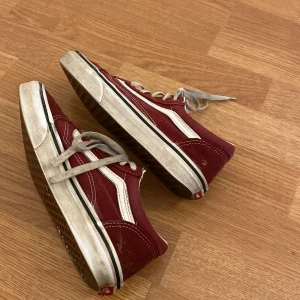 Vans skor - Ett par snygga Vans skor i röd färg använda ett par gånger 