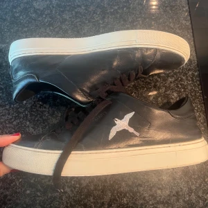 Arigato skor - Säljer dessa svarta arigato skor då de tyvärr är för stora för mig. De är storlek 39 men skulle säga att de är mer åt det större hållet och passar kanske 39-39.5. I bra skick förutom en liten defekt (se bild 4). Tveka inte att höra av er vid frågor