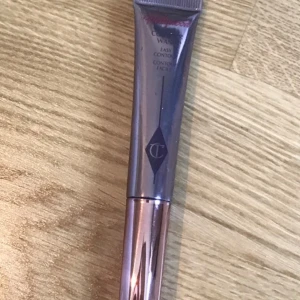 Charlotte Tilbury Contour Wand - Charlotte Tilbury – Hollywood Contour Wand Medium deep  Endast provad en gång pga fel färg!