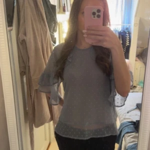 Gullig blå blus - Jag säljer denna jätte söta blåa blusen för att jag inte får användning av den. Jag vet inte vart den är ifrån eller storlek då lappen är avklippt men jag skulle tippa på att det är en M då jag som brukar ha S tycker den är lite stor💕😊