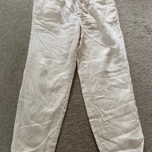 Linnebyxor från mango - Säljer ett par schysta linnebyxor från mango i mycket bra skick, storleken är 40 och passar dig i mellan 173-183cm 