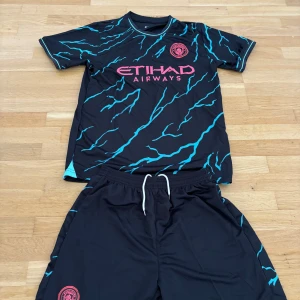 Manchester city fotbollkläder  - Fint sick oanvända  har två en i storlek S en i storlek M 