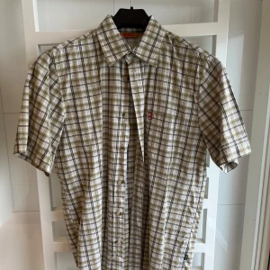 Fjällräven kortärmad skjorta - Kortärmad skjorta från fjällräven i mycket bra skick. 