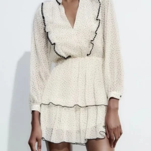 Zara klänning  - Super fin klänning från zara, knappt använd. Hör av er om ni har frågor🤗