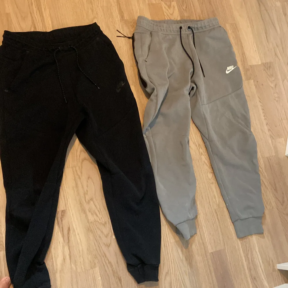 Nike tech byxor grå och svart eller två st för 320 kr jätte bra skick . Jeans & Byxor.