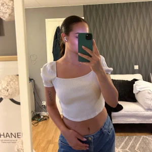 Topp med puffärmar  - Använd fåtal gånger, inga defekter  M men passar mig som har S. Krämvit