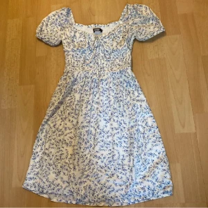 Blommig klänning - Säljer denna blommiga klänning från bikbok då den ej kommit till användning!! Storlek Xs !! Inga defekter 💗💗