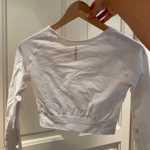 Tränings crop top - Skön och snygg tränings crop top från icaniwill, använd ett fåtal gånger💞