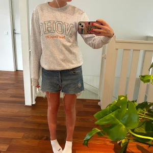 Fin och skön sweatshirt från hm!🧡 - Ljus grå sweatshirt med turkos orange text, tröjan har inga defekter💞💞