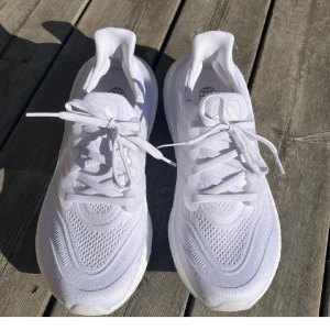 Ultraboost  - Nypris 2149kr! Använda en gång utomhus. Har nån enstaka svag fläck, annars jättefina. Ångrat köp! Lite små i storlek!