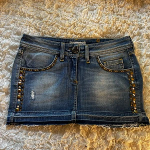 Lågmidjade jeanskjol med nitar - Säljer min super snygga coola jeans kjol med nitar och guld detaljer!💓💓