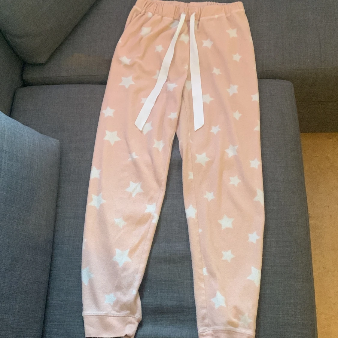 Ljus rosa pyjamasbyxor med vita stjärnor på